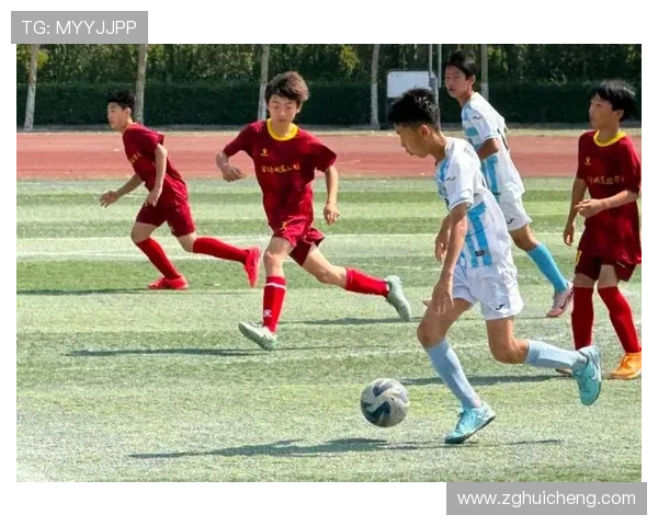 小男孩足球球星奋力奔跑瞬间捕捉高清图片展现青春活力与球场魅力